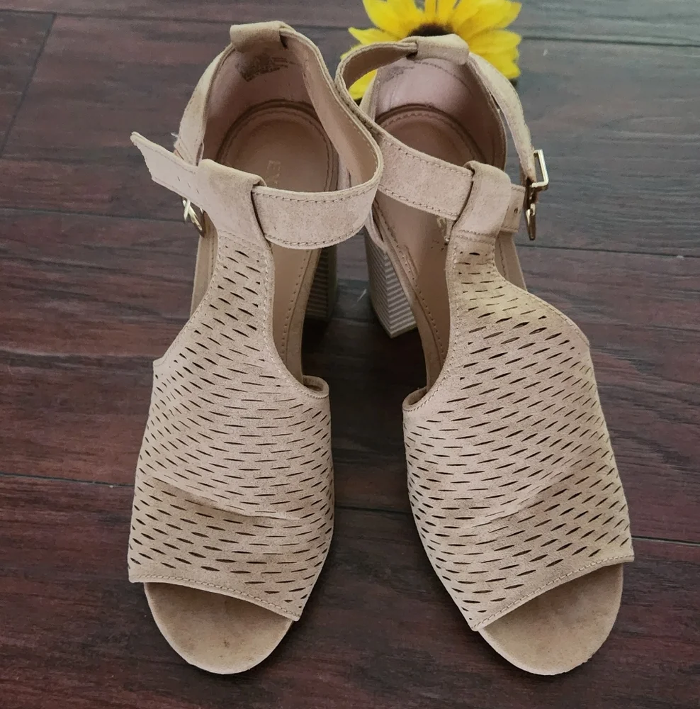 Express Beige Women's Sandals Express High Heels Womens 9 Open Toe Ankle Buckle